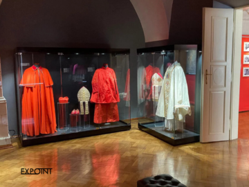 Elegantní vitríny bez svislých profilů s bodovým osvětlením shora