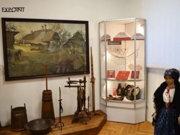 Rohová vitrína se soklem na podstavci