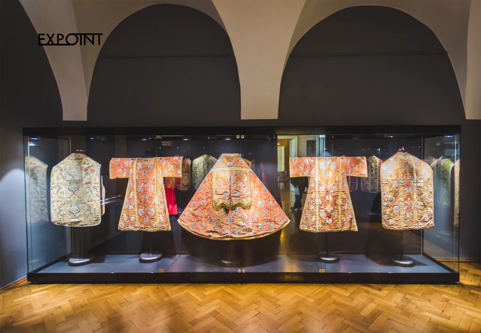 Rozměrná sestava vitrín s osvětlením