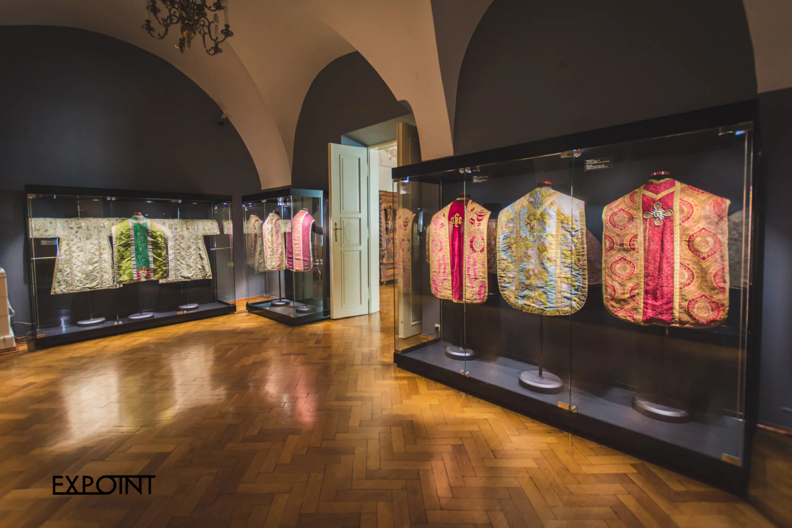 Sestavy vitrín se stropním osvětlením