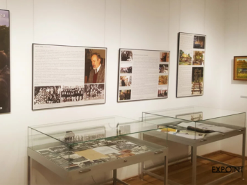 Stolové vitríny s lehkým podstavcem z hliníkových profilů a lepenou skleněnou kopulí