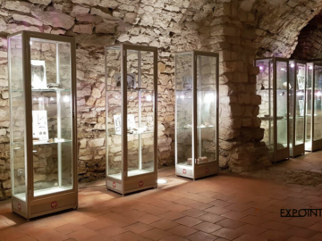 Vitríny na míru s dveřmi v hliníkových profilech